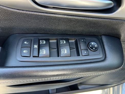 Used 2025 Chrysler Pacifica Select FWD image 12