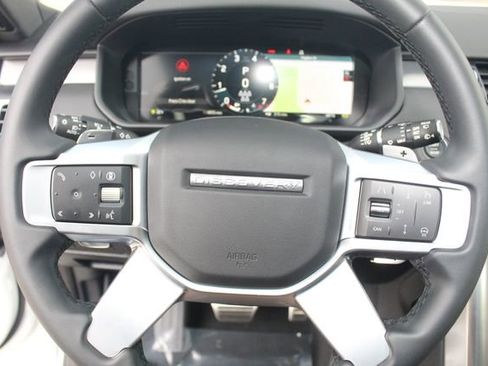 Used 2025 Land Rover Discovery Dynamic SE image 18
