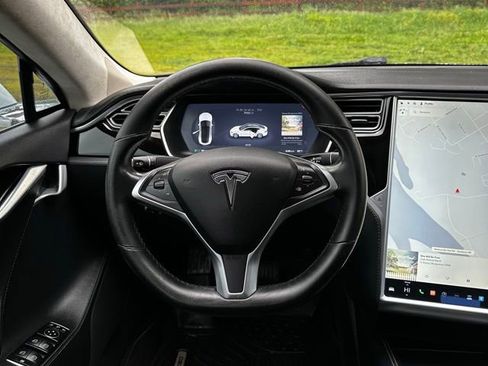 Used 2015 Tesla Model S 70D image 26