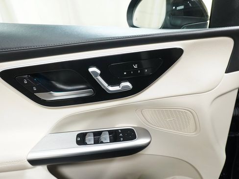 Used 2024 Mercedes-Benz GLC 300 4MATIC image 23