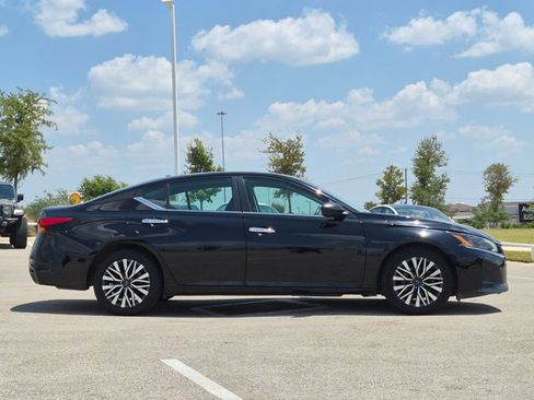 Used 2024 Nissan Altima 2.5 SV FWD image 4