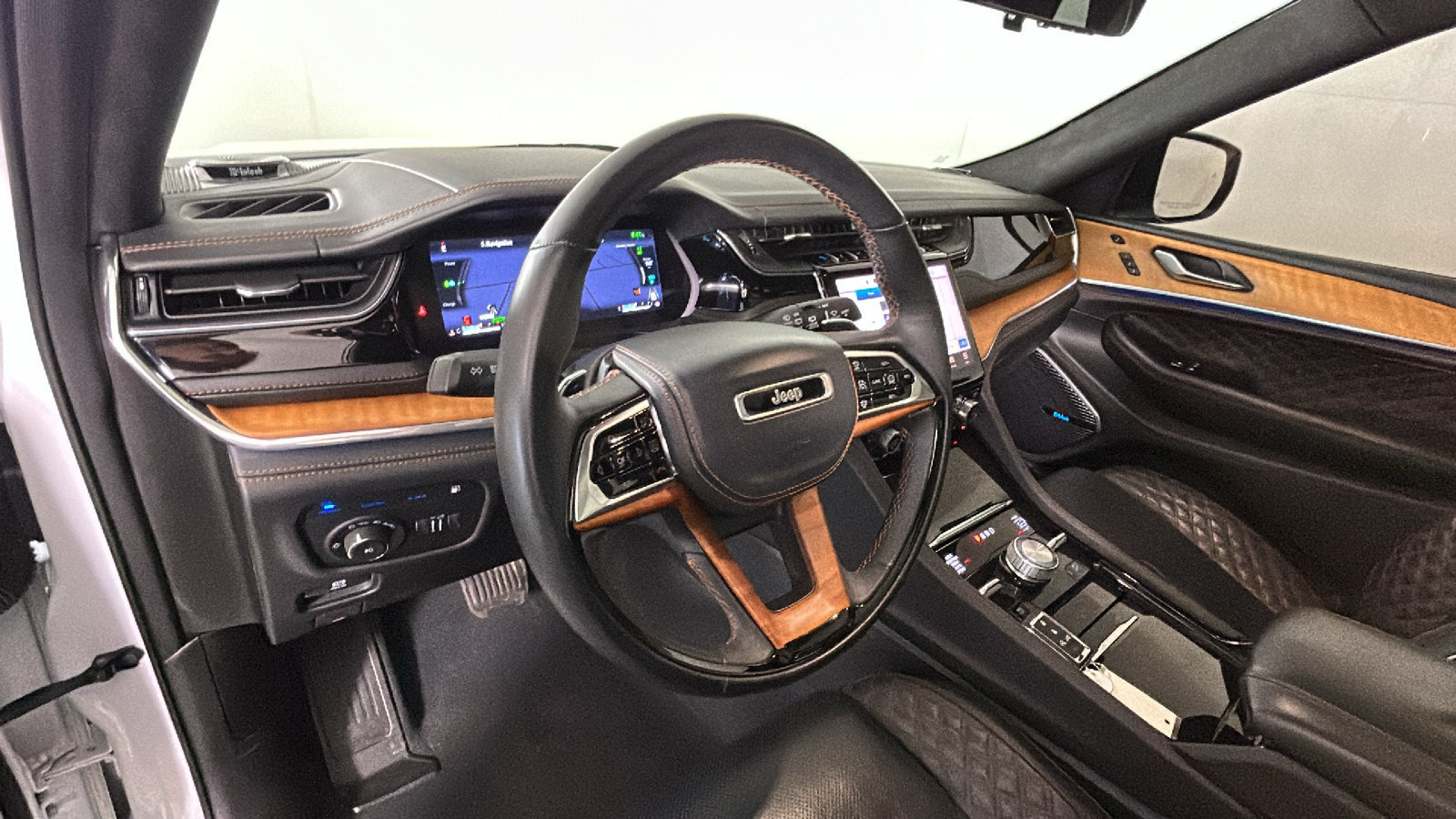 Used 2022 Jeep Grand Cherokee Summit AWD/4WD image 17