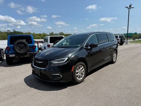 Used 2023 Chrysler Pacifica Touring-L FWD image 7