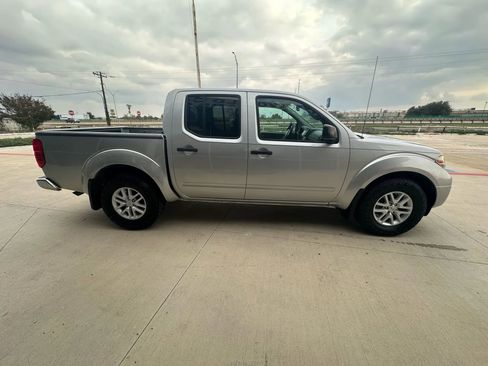 Used 2018 Nissan Frontier SV image 6