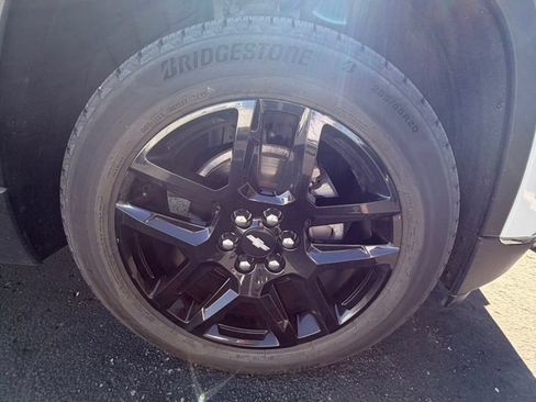 Used 2018 Chevrolet Traverse LT w/ LPO, Black Accent Package FWD image 3