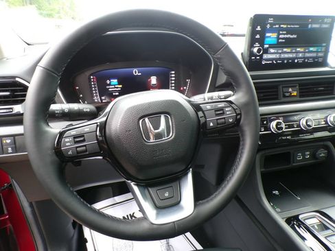 Used 2025 Honda Pilot Elite image 12