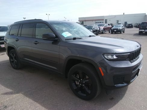 Used 2023 Jeep Grand Cherokee L Laredo image 4