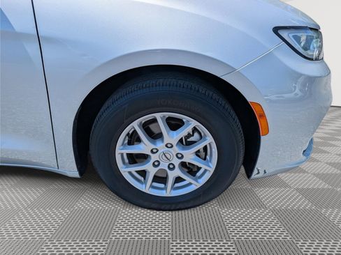 Used 2023 Chrysler Pacifica Touring-L FWD image 9