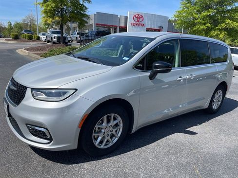 Used 2024 Chrysler Pacifica Touring-L image 2