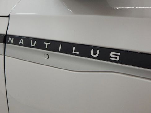 Used 2024 Lincoln Nautilus Reserve w/ Equipment Group 202A image 5