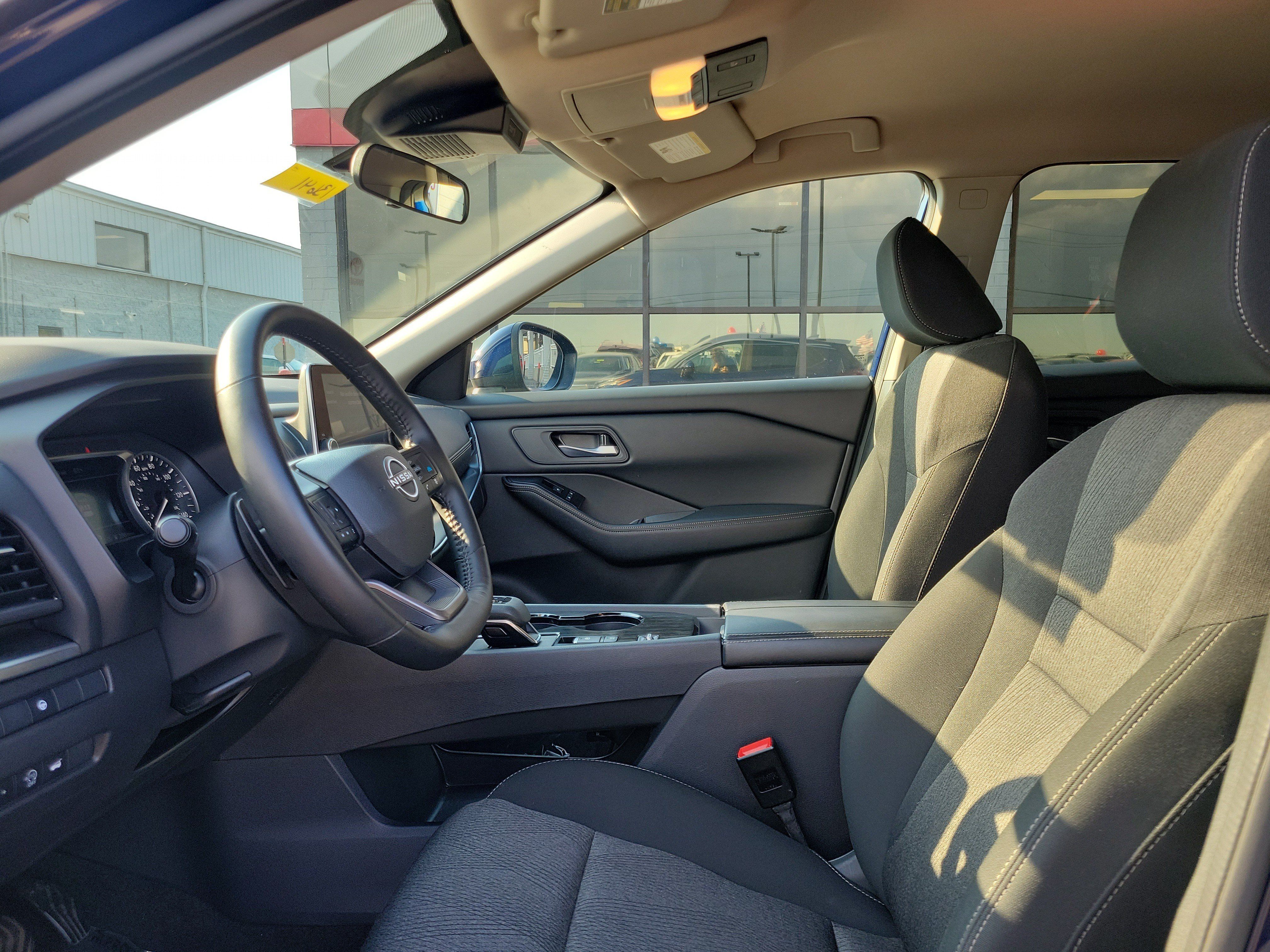 Used 2025 Nissan Rogue SV FWD image 15