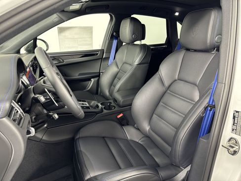 Certified 2025 Porsche Macan Turbo image 5