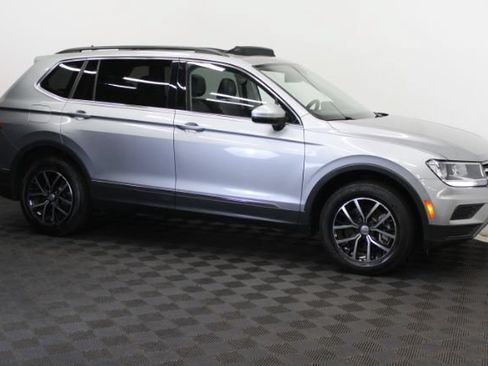Used 2021 Volkswagen Tiguan SE w/ Panoramic Sunroof Package FWD image 3