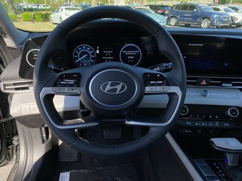 New 2025 Hyundai Elantra Limited image 14