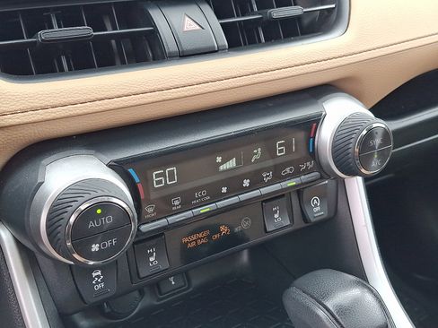 Used 2020 Toyota RAV4 XLE w/ Convenience Package AWD/4WD image 17