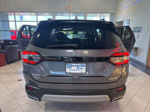 Used 2025 Honda Pilot Touring image 10