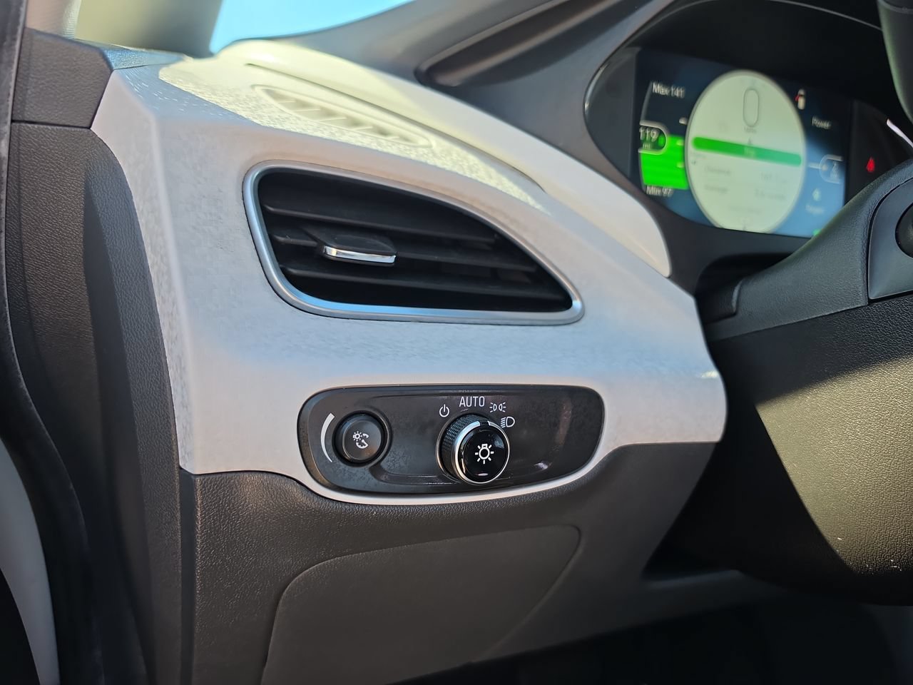 Used 2019 Chevrolet Bolt Premier w/ Infotainment Package FWD image 17