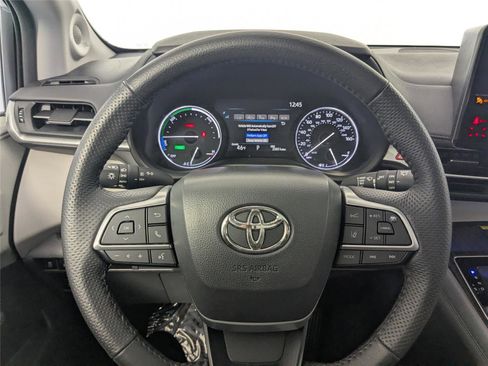 Used 2024 Toyota Sienna Limited image 19