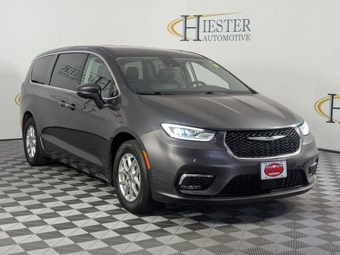 Used 2023 Chrysler Pacifica Touring-L FWD image 2