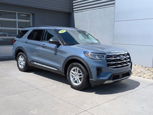 Certified 2025 Ford Explorer Active RWD image 2