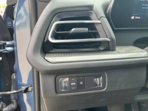 Used 2025 Chevrolet Traverse LT w/ Driver Confidence Package FWD image 11