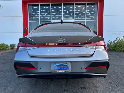 Used 2024 Hyundai Elantra Limited FWD image 5