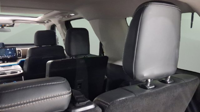 Used 2025 Ford Expedition Platinum w/ Driver's Package AWD/4WD image 23