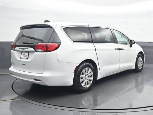 Used 2020 Chrysler Voyager L FWD image 6