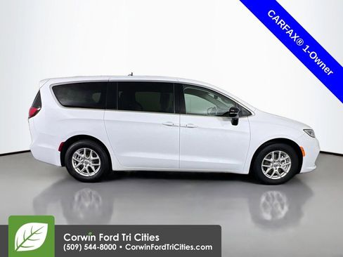 Used 2024 Chrysler Pacifica Touring-L image 19