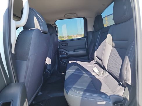 Used 2024 Nissan Frontier SV w/ Tow Package image 11