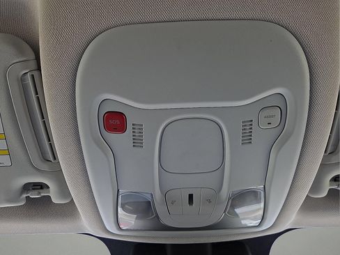Used 2023 Jeep Renegade Latitude AWD/4WD image 19