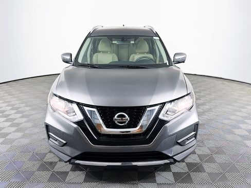 Used 2017 Nissan Rogue SV w/ SV Premium Package image 2