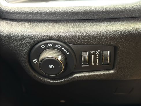 Used 2025 Chrysler Pacifica Limited FWD image 35