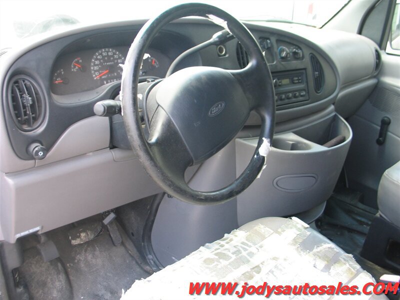 Used 2000 Ford E-250 and Econoline 250 RWD image 2
