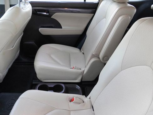 Used 2022 Toyota Highlander Limited image 38