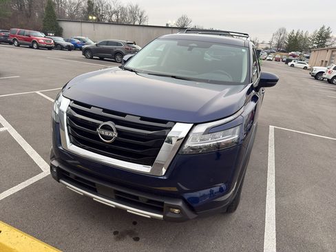 Certified 2022 Nissan Pathfinder SL image 1