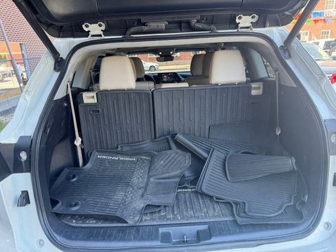 Used 2021 Toyota Highlander XLE AWD/4WD image 23