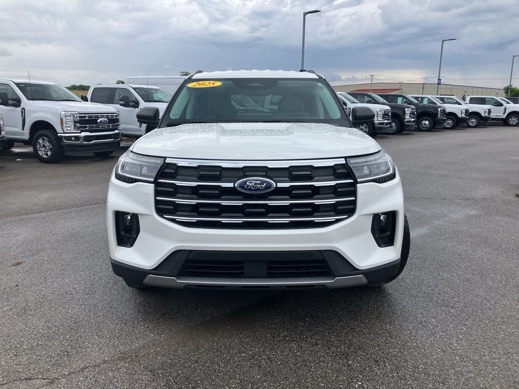 Certified 2025 Ford Explorer Active w/ Active Comfort Package RWD image 2