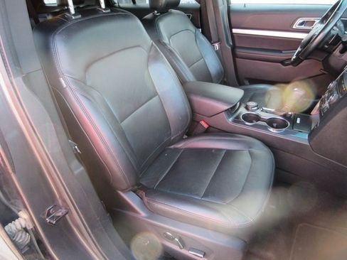 Used 2016 Ford Explorer XLT w/ Equipment Group 202A image 28