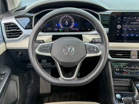 Used 2025 Volkswagen Taos SE w/ Panoramic Sunroof Package AWD/4WD image 16