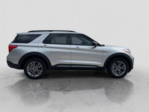 Certified 2024 Ford Explorer XLT w/ Equipment Group 202A AWD/4WD image 9