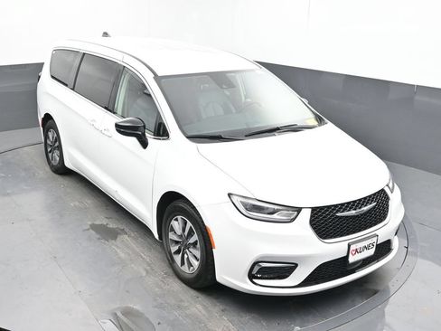 Used 2024 Chrysler Pacifica Limited FWD image 16