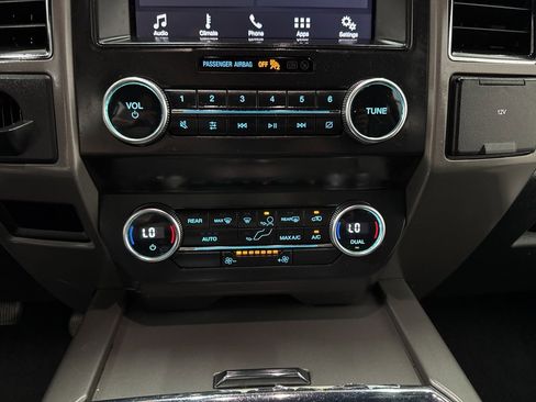 Used 2019 Ford Expedition XLT image 18