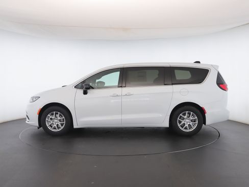 New 2026 Chrysler Pacifica Select image 17