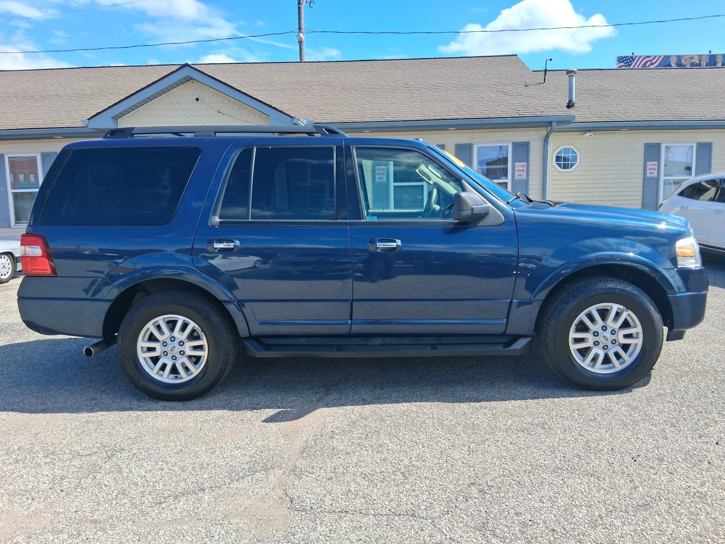Used 2014 Ford Expedition XLT w/ Leather Seating Package AWD/4WD image 6