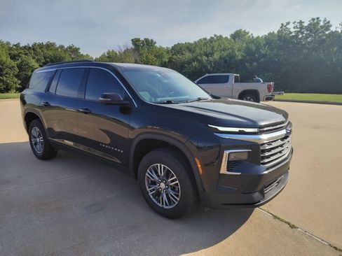 Used 2024 Chevrolet Traverse LT w/ LPO, Floor Liner Package FWD image 2