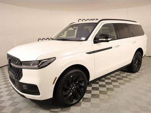 New 2025 Lincoln Navigator Reserve w/ Jet Appearance Package AWD/4WD image 10