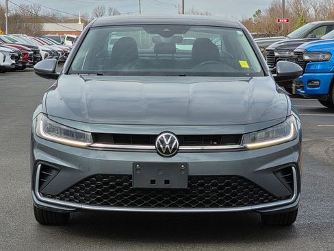 Used 2025 Volkswagen Jetta SE image 3