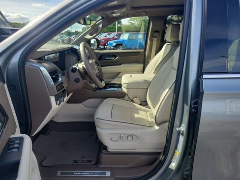 Used 2025 GMC Yukon XL Denali w/ Sun & Power Step Package AWD/4WD image 16