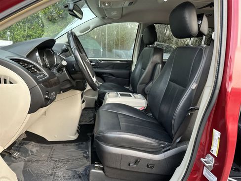 Used 2016 Chrysler Town & Country Touring image 11